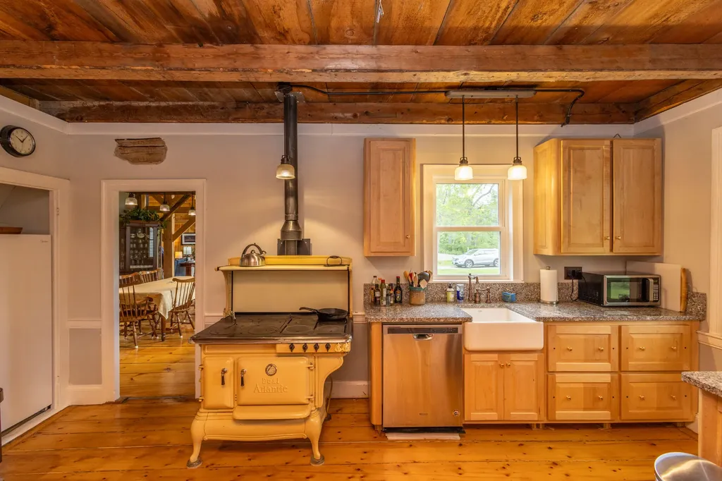 8 Simon Road Waldoboro ME 04572
