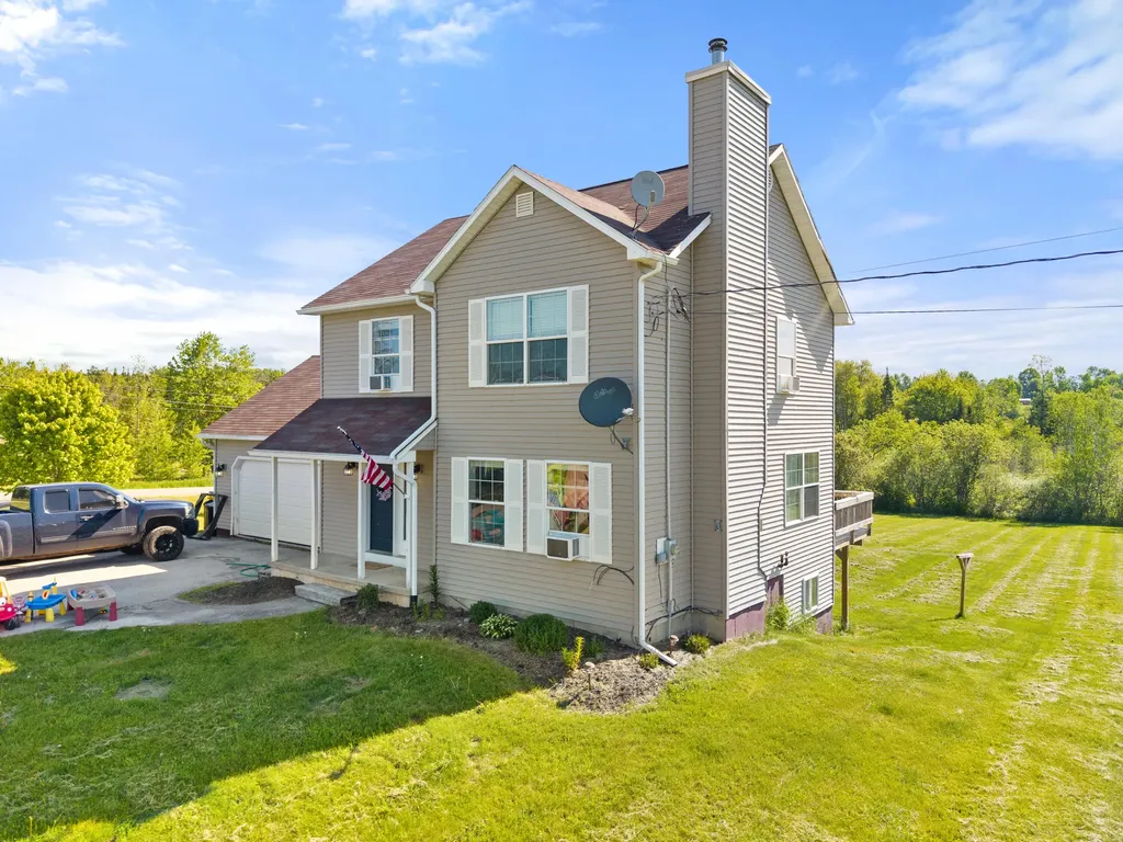 4 Maefield Lane Hudson ME 04449
