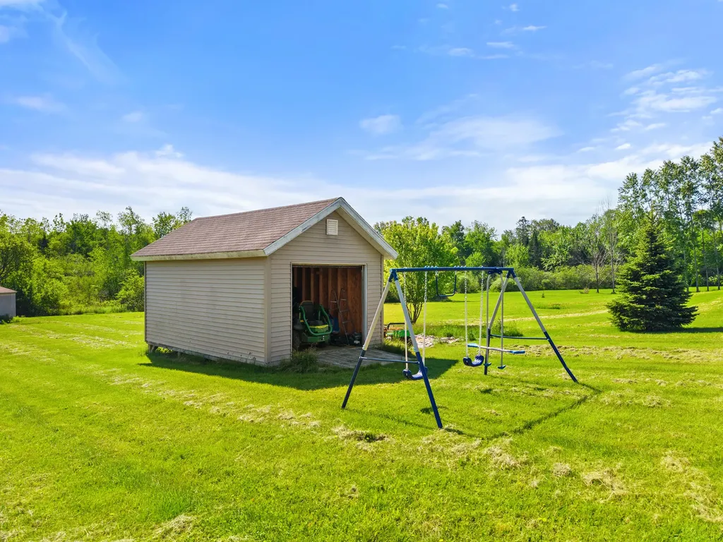 4 Maefield Lane Hudson ME 04449