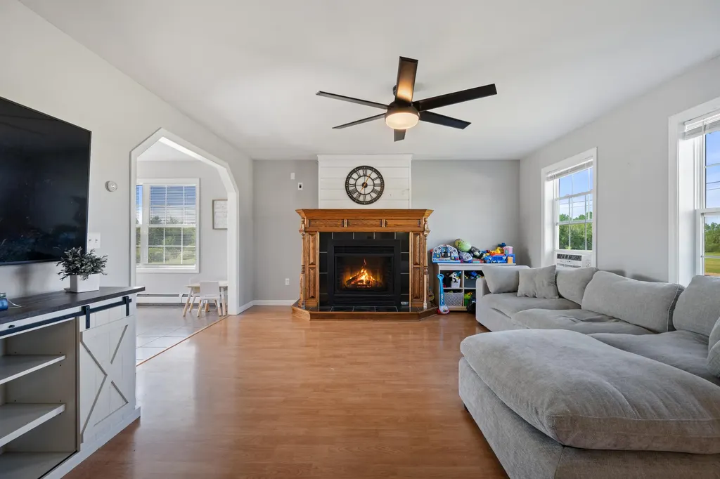 4 Maefield Lane Hudson ME 04449