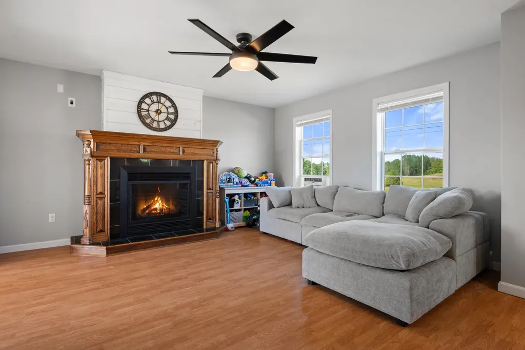 4 Maefield Lane Hudson ME 04449