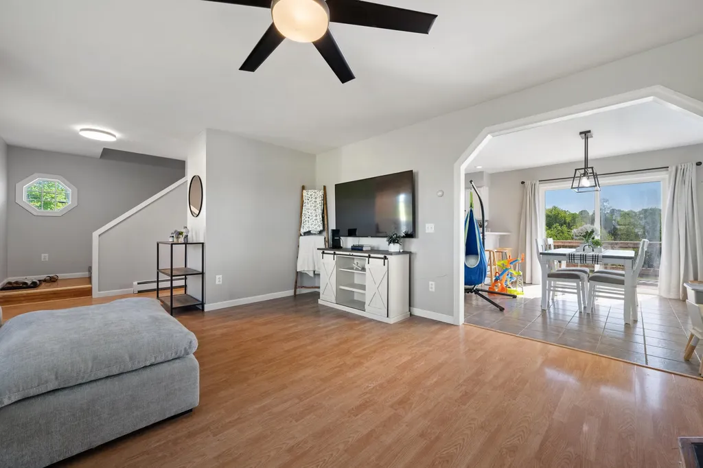 4 Maefield Lane Hudson ME 04449