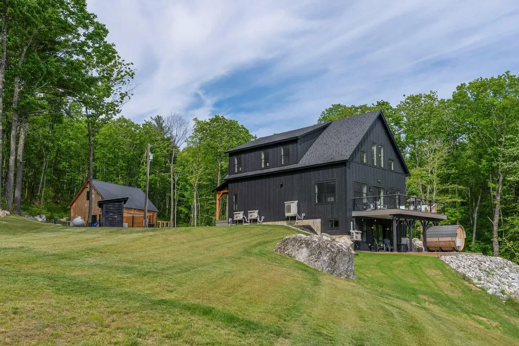 18 Mcalister Lane Poland ME 04274