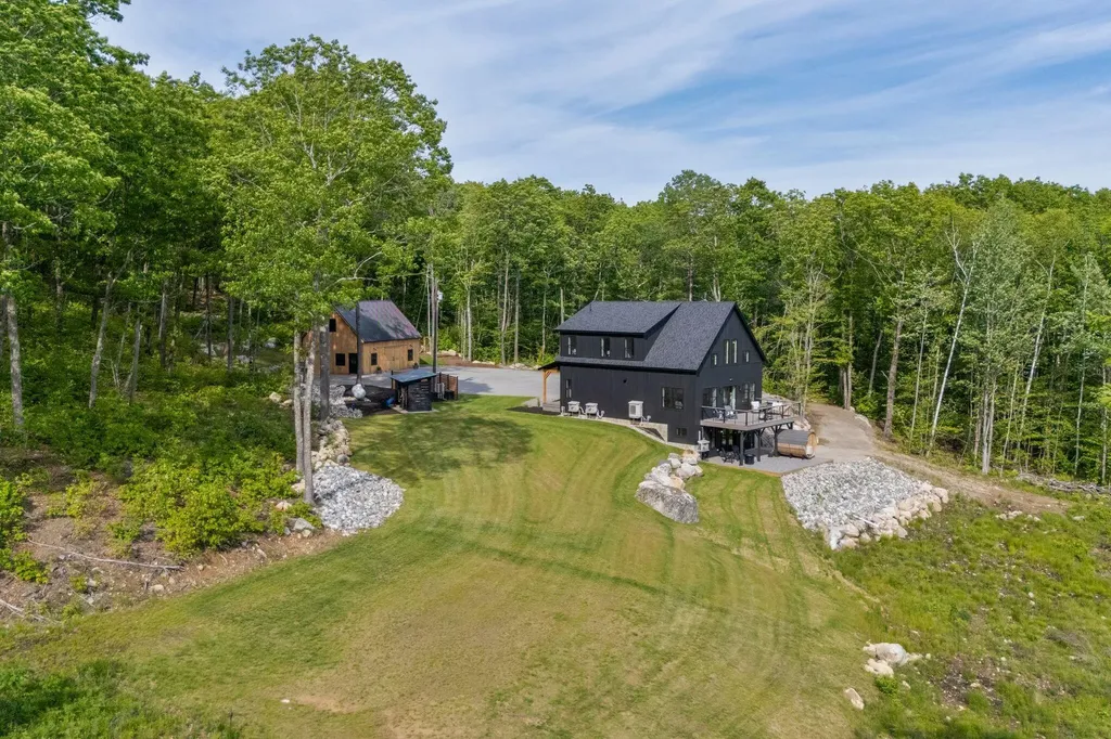 18 Mcalister Lane Poland ME 04274
