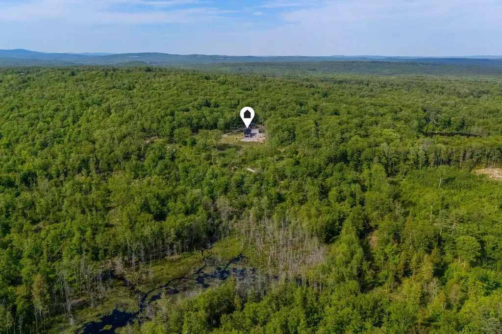 18 Mcalister Lane Poland ME 04274