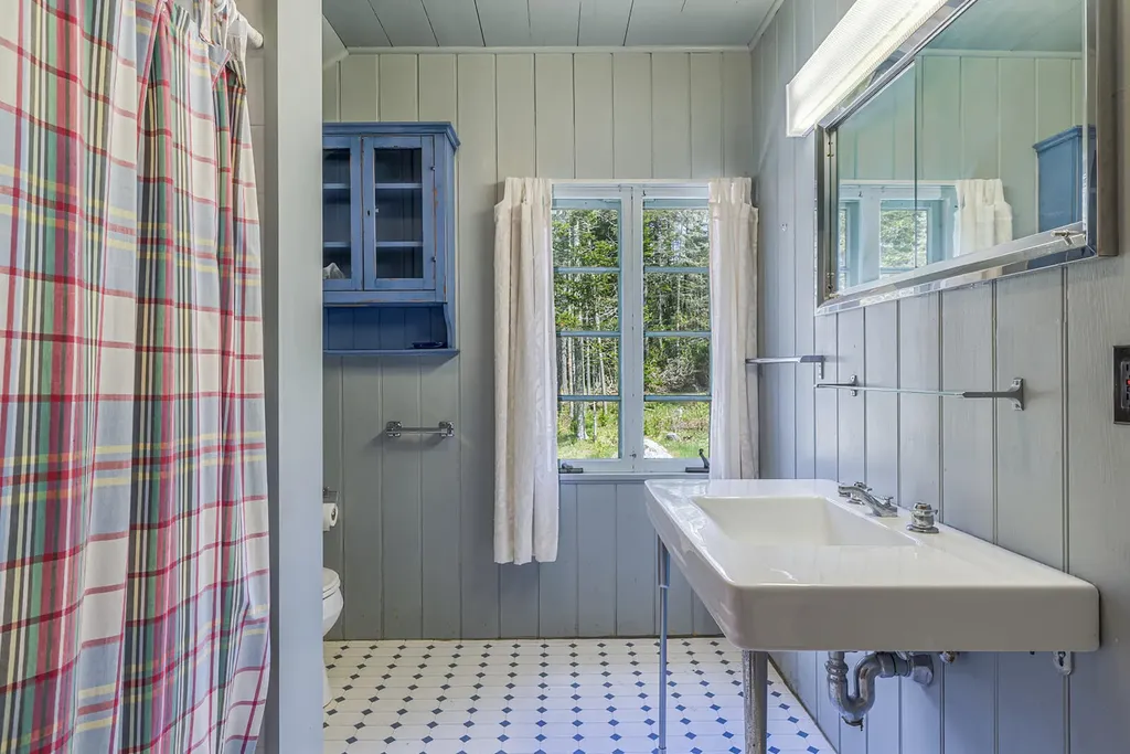 40 Wells Cove Lane Brooklin ME 04616