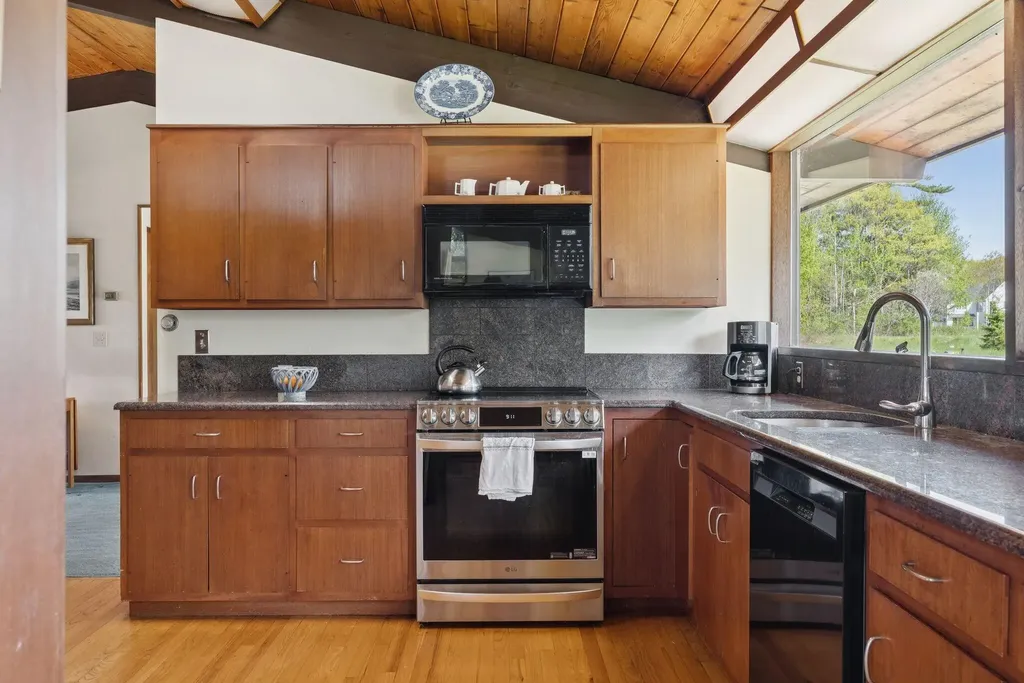 98 Field Road Falmouth ME 04105