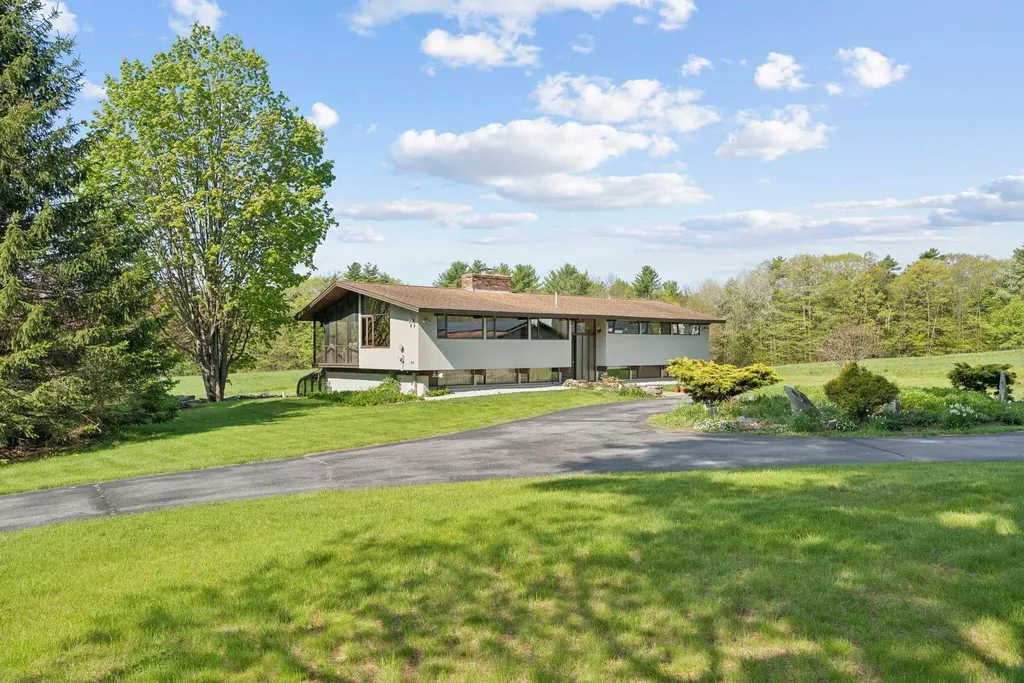 98 Field Road Falmouth ME 04105