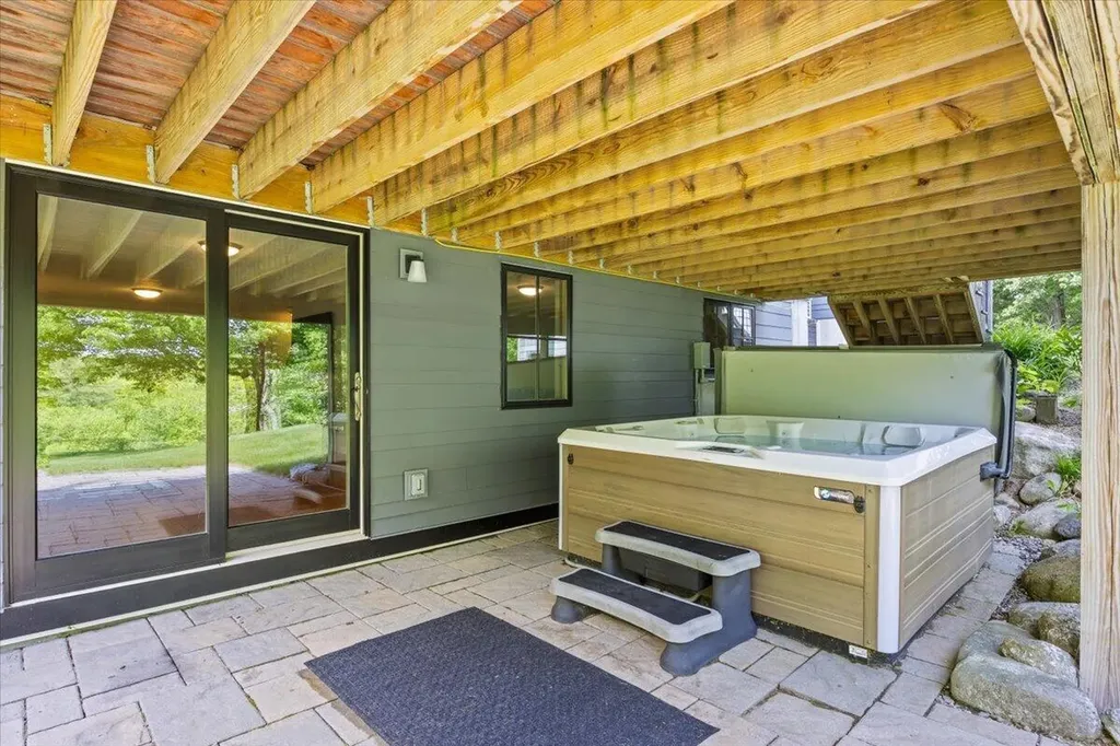 7 Breezy Hill Lane Falmouth ME 04105