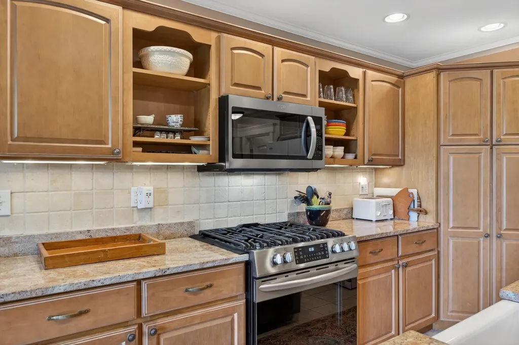 38 West Island Way Edgecomb ME 04556