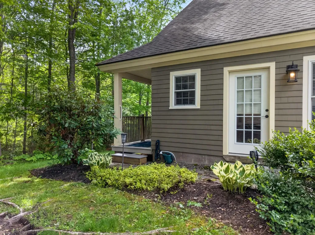 38 West Island Way Edgecomb ME 04556