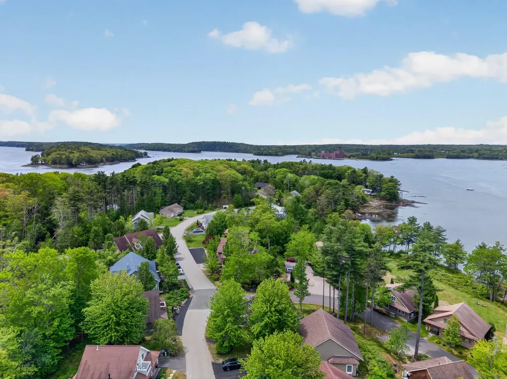 38 West Island Way Edgecomb ME 04556