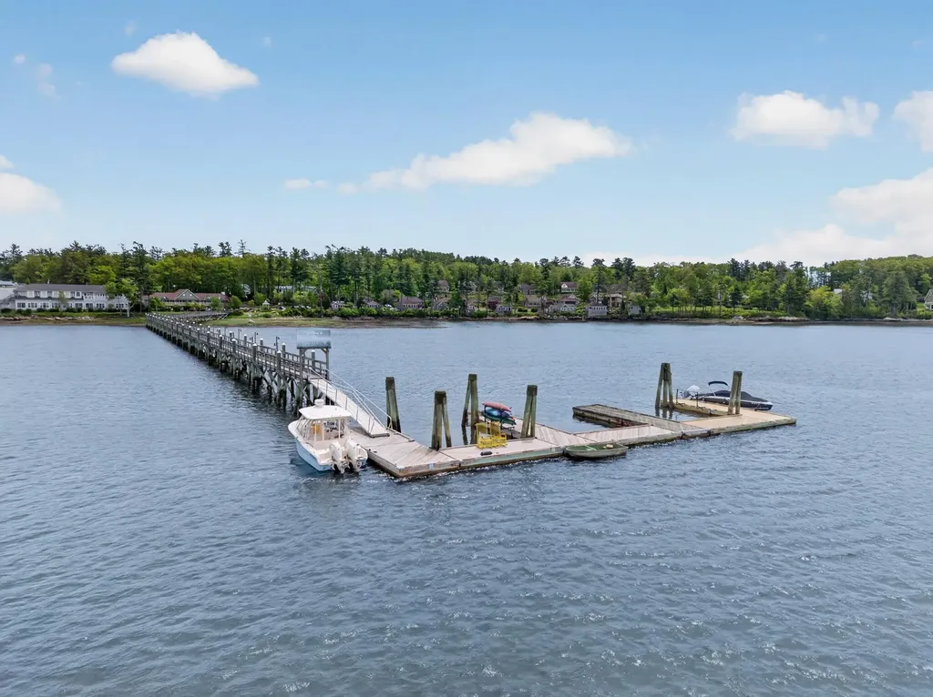 38 West Island Way Edgecomb ME 04556