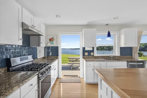 85 River Road Cushing ME 04563
