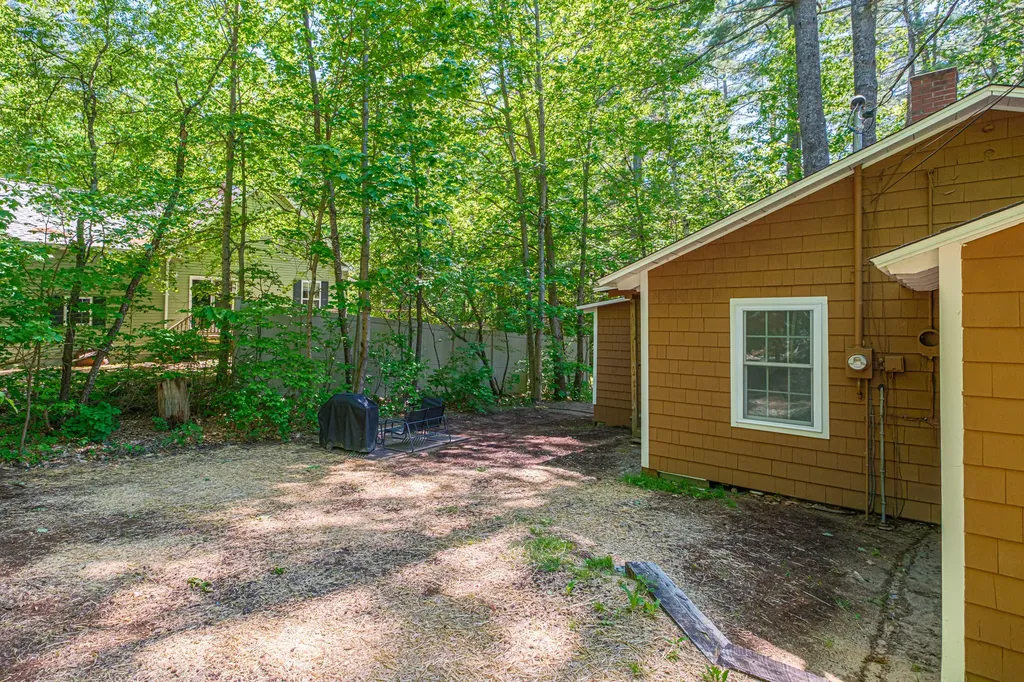 10 Jones Road Raymond ME 04071