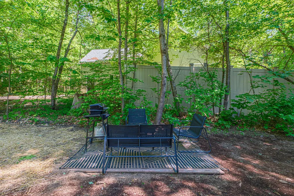 10 Jones Road Raymond ME 04071