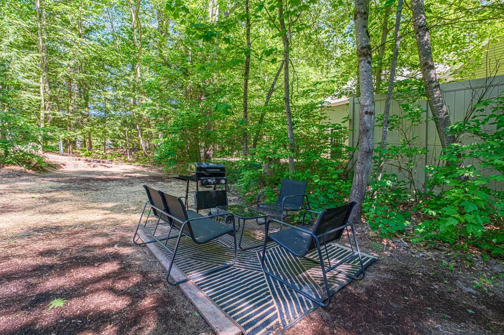 10 Jones Road Raymond ME 04071