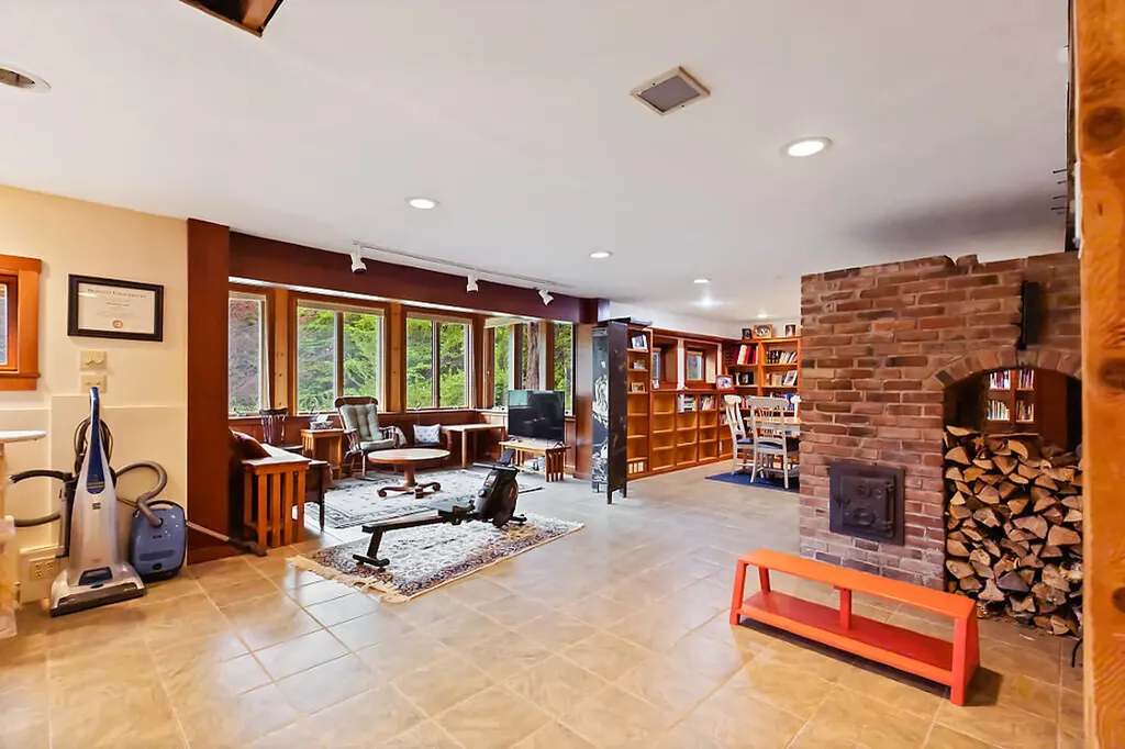 12 Perkins Lane Hallowell ME 04347