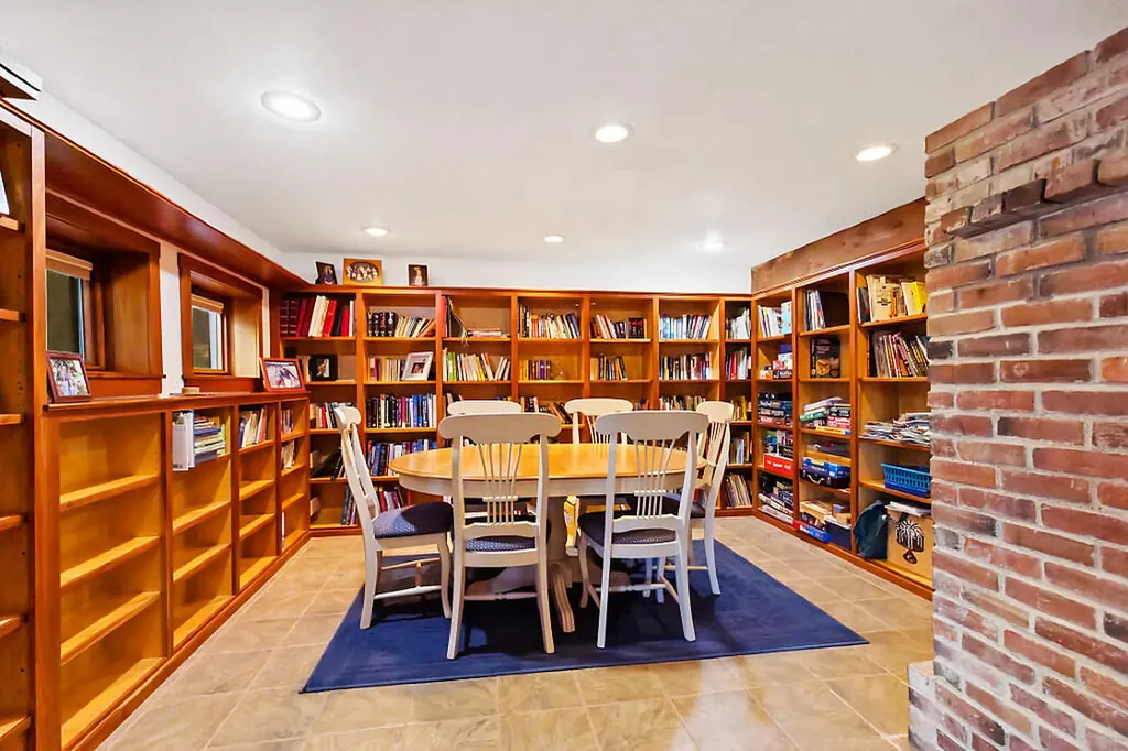 12 Perkins Lane Hallowell ME 04347