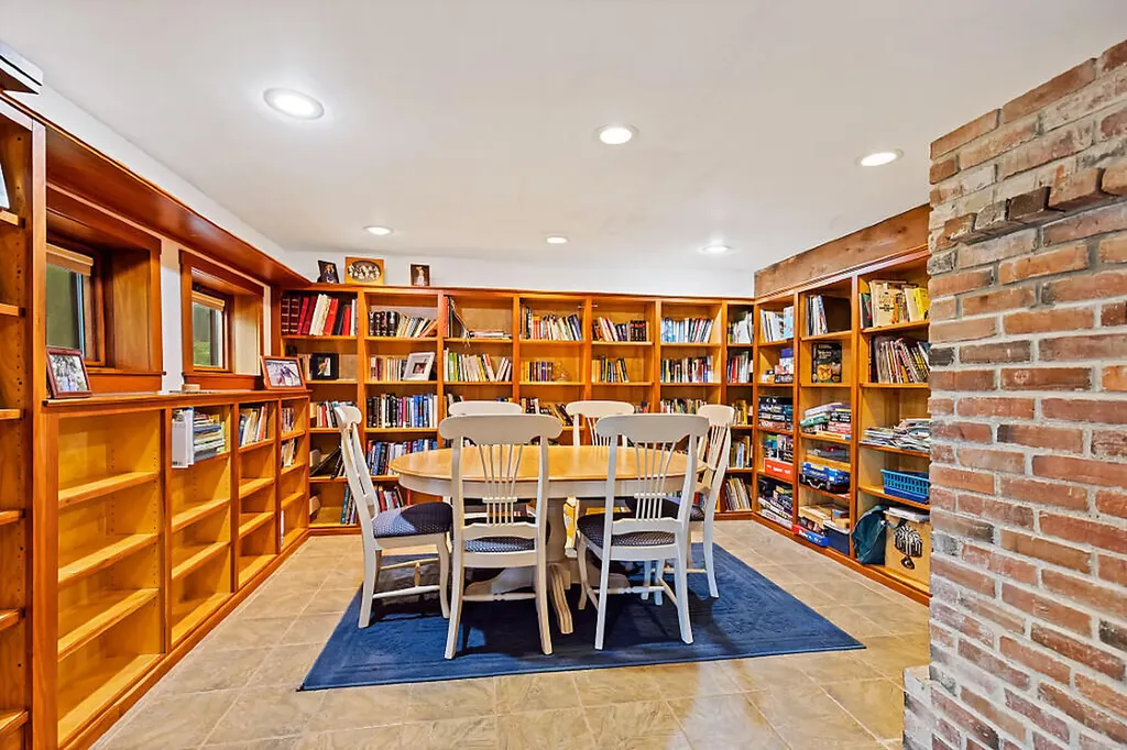 12 Perkins Lane Hallowell ME 04347