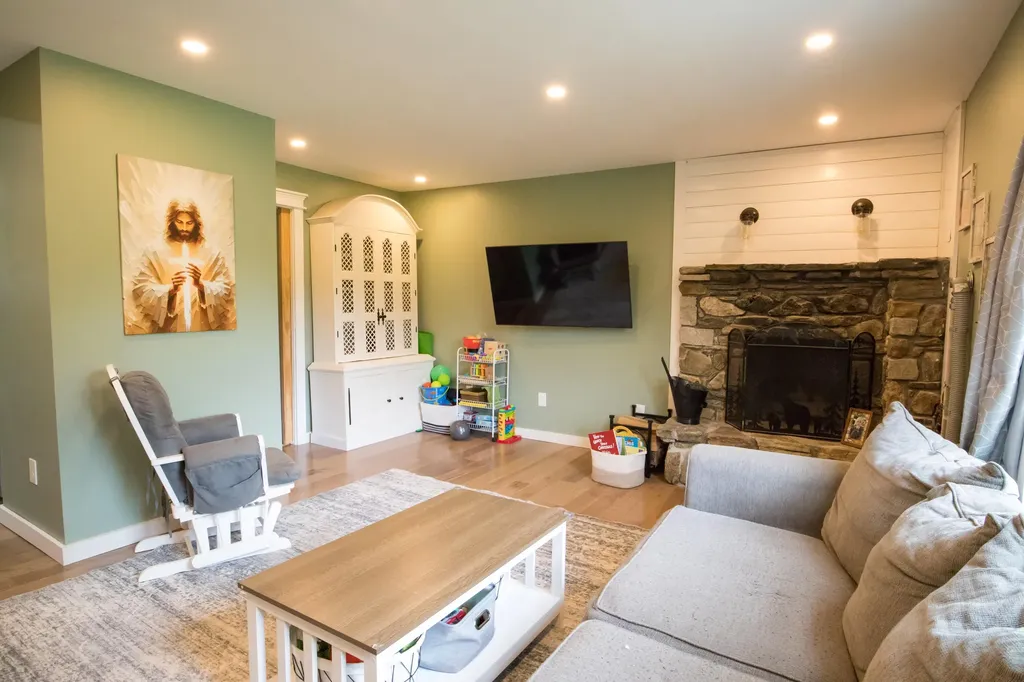 123 Lewiston Road Gray ME 04039