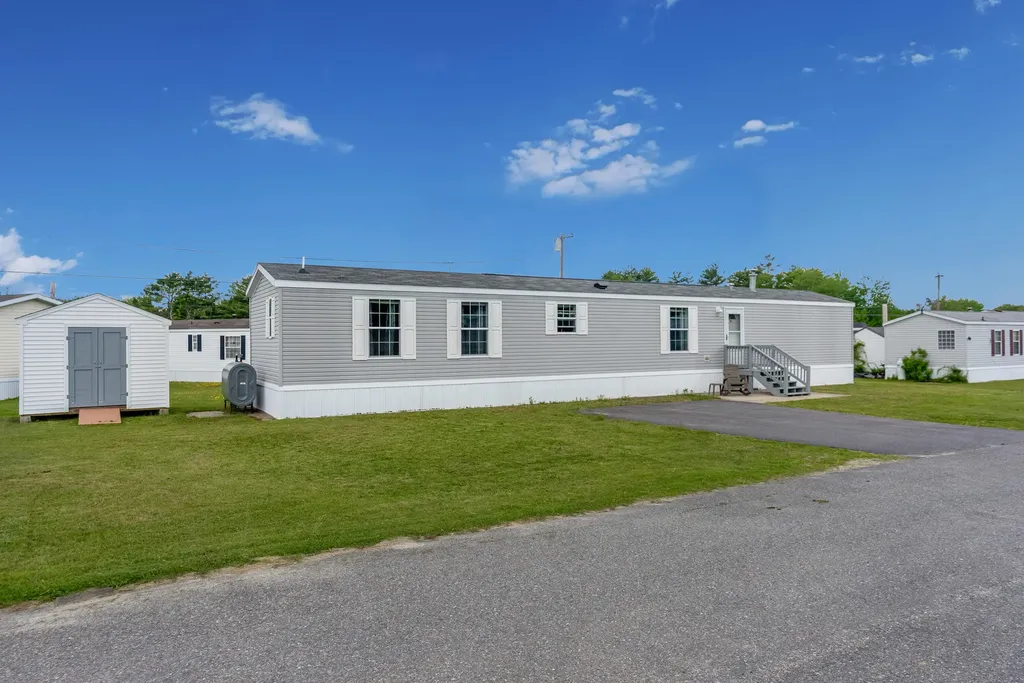 11 Ofarrell Street Topsham ME 04086