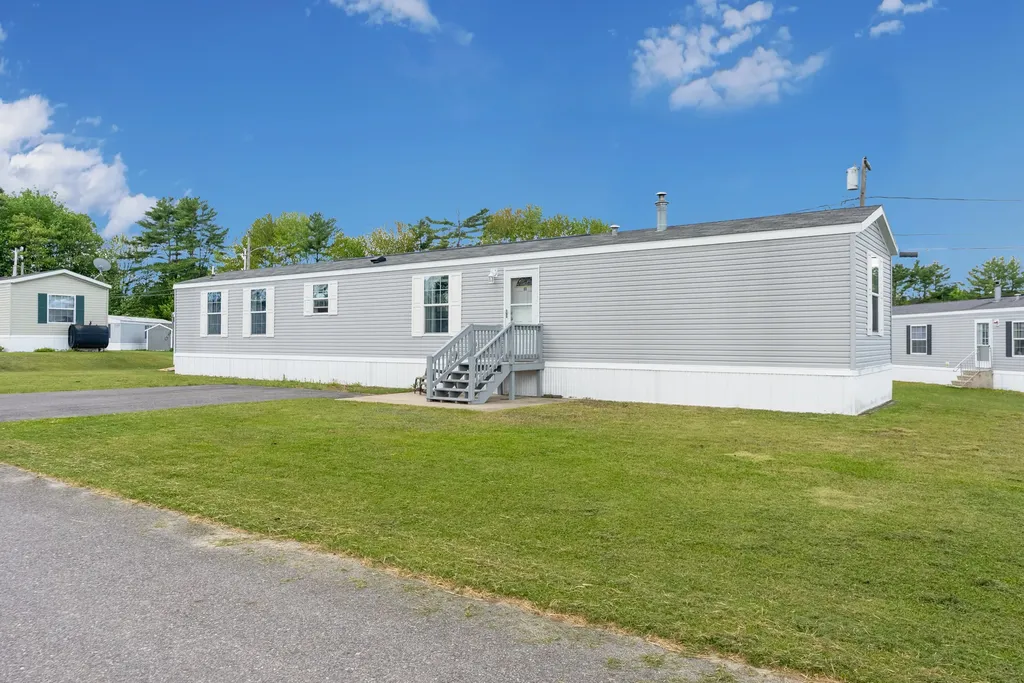 11 Ofarrell Street Topsham ME 04086