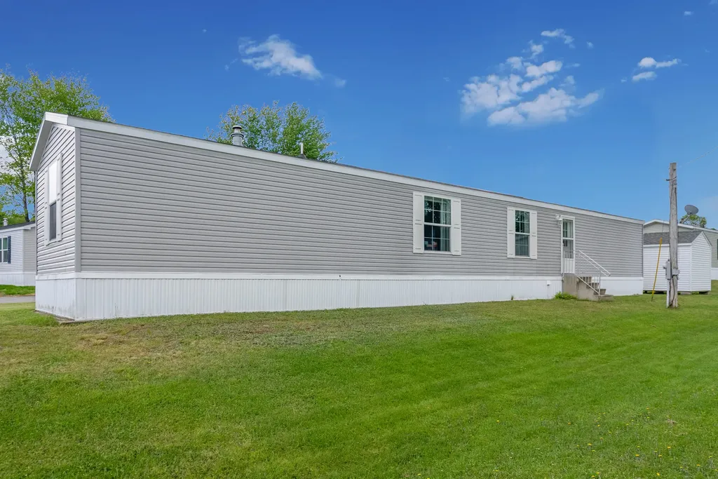 11 Ofarrell Street Topsham ME 04086