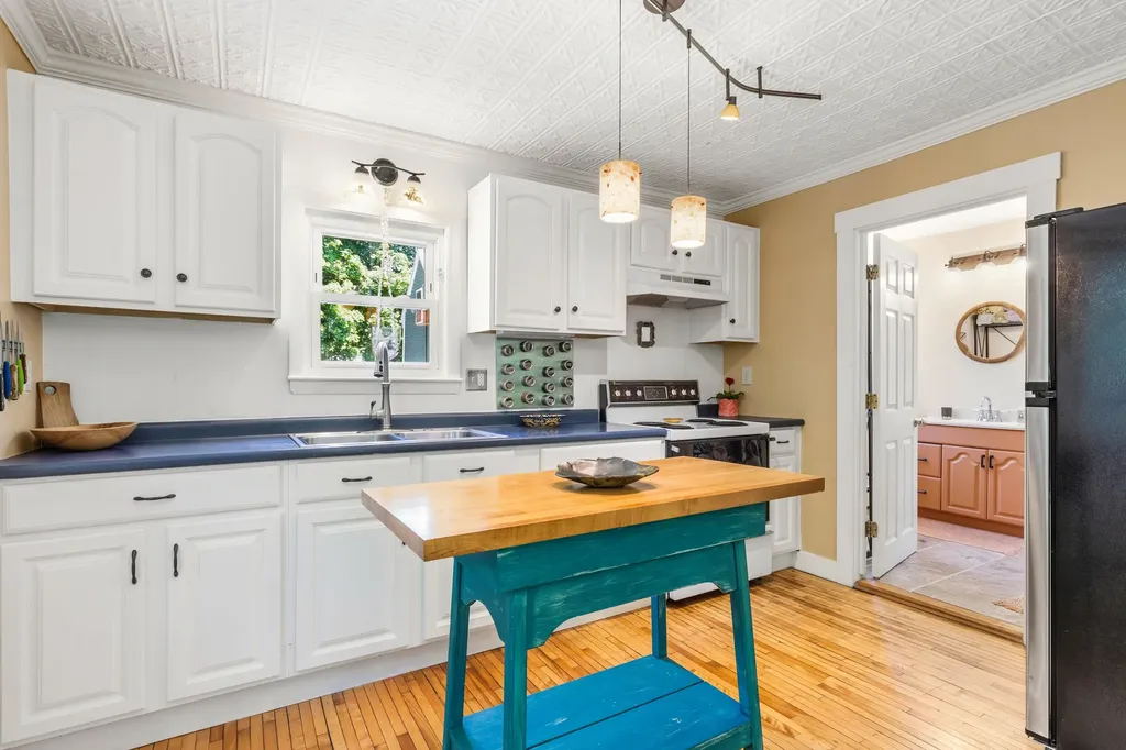 9 Cottage Place Westbrook ME 04092
