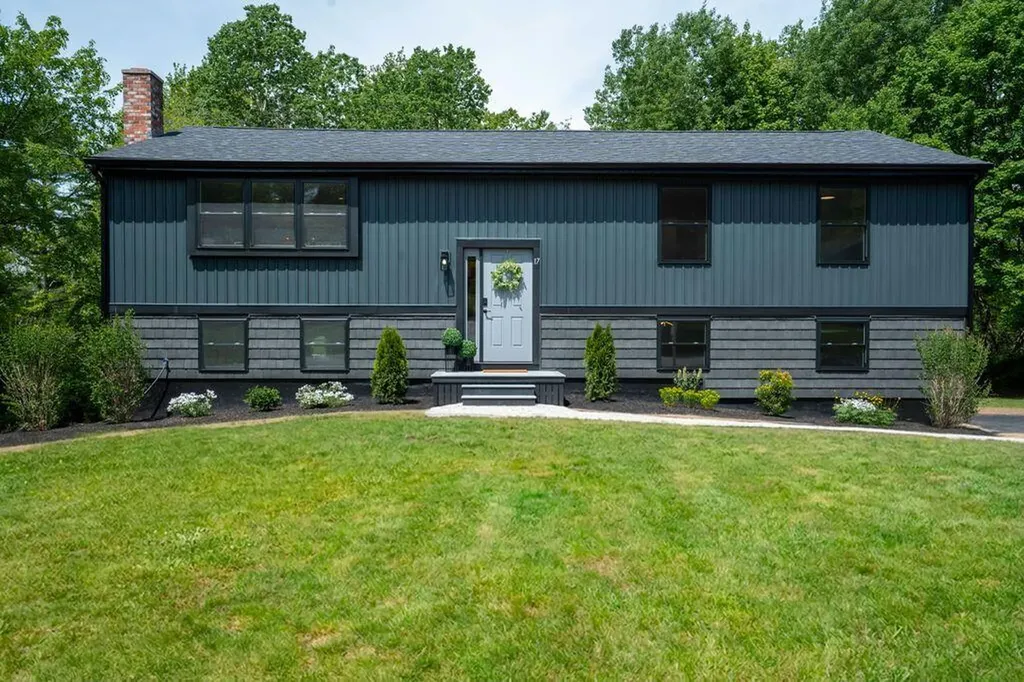 17 Carriage Road Cumberland ME 04110