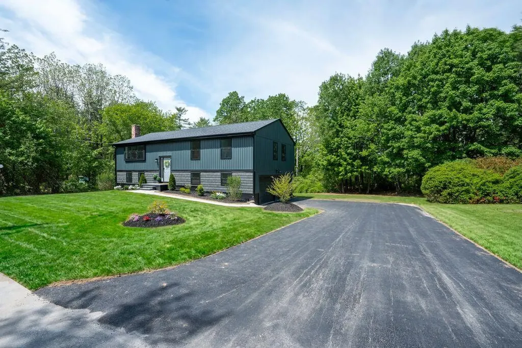17 Carriage Road Cumberland ME 04110