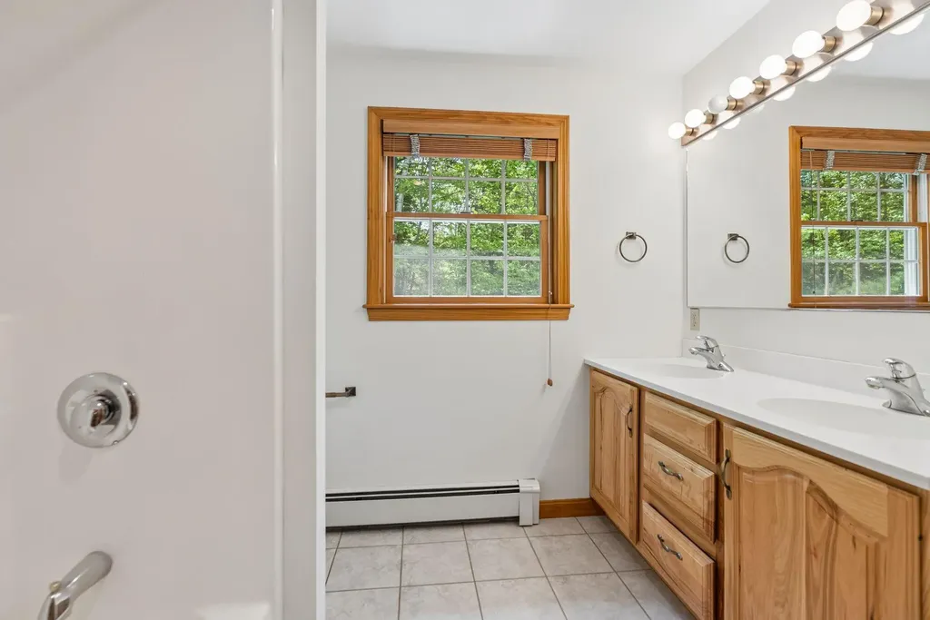 8 Whitney Way Topsham ME 04086