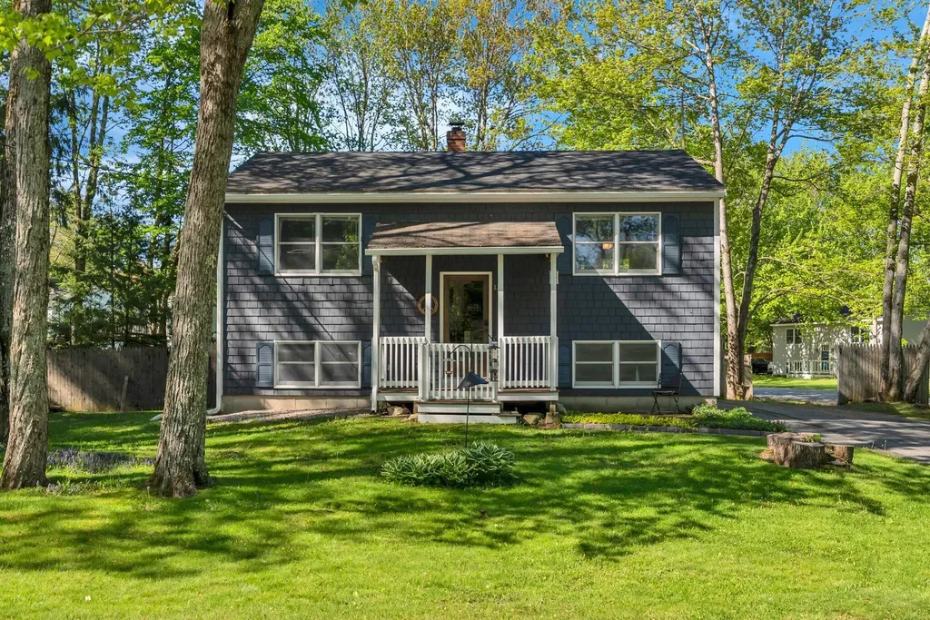 12 Wood Avenue Topsham ME 04086