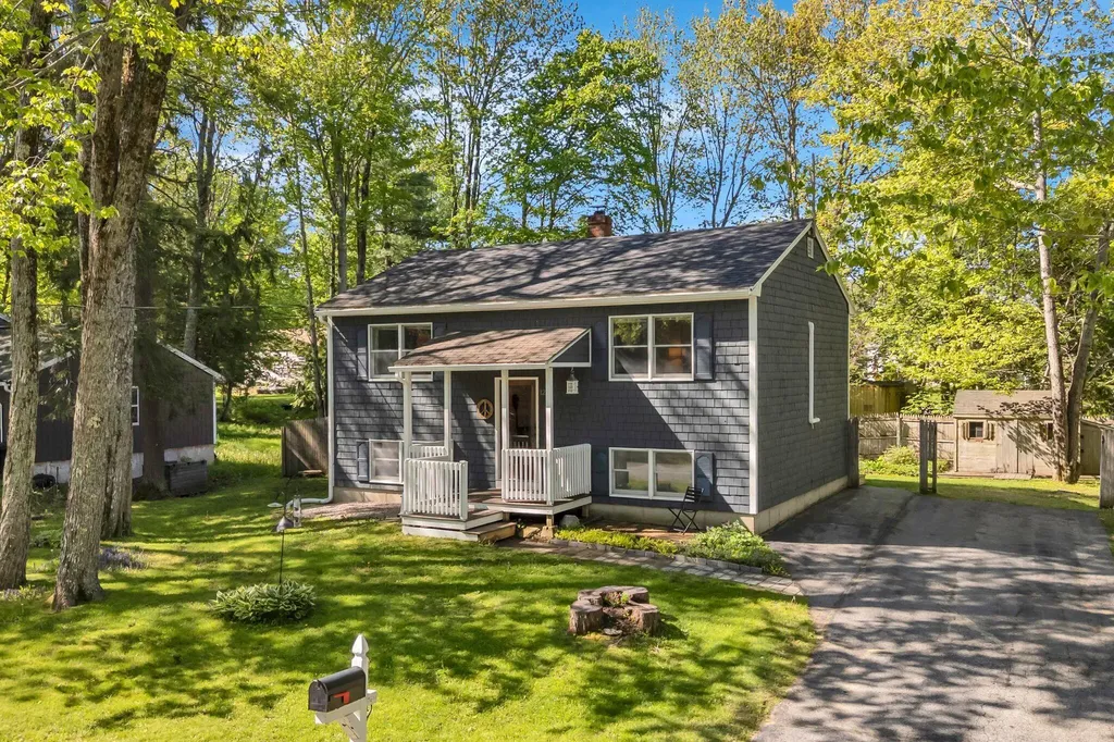 12 Wood Avenue Topsham ME 04086