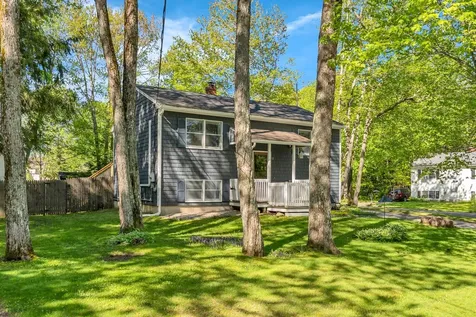 12 Wood Avenue Topsham ME 04086
