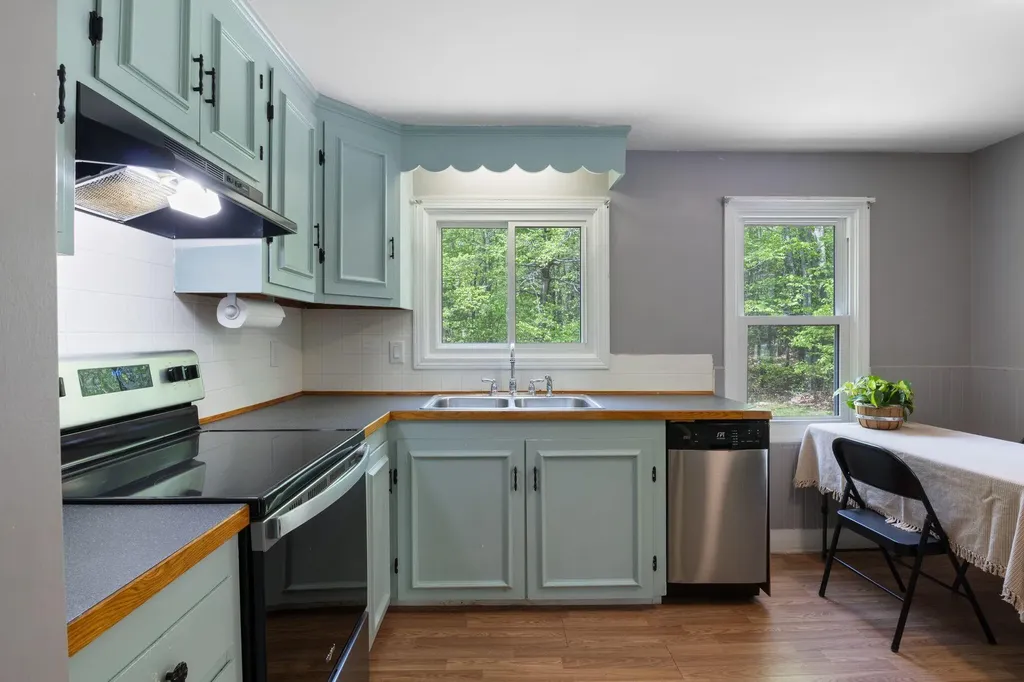 37 Pilgrim Road Standish ME 04084