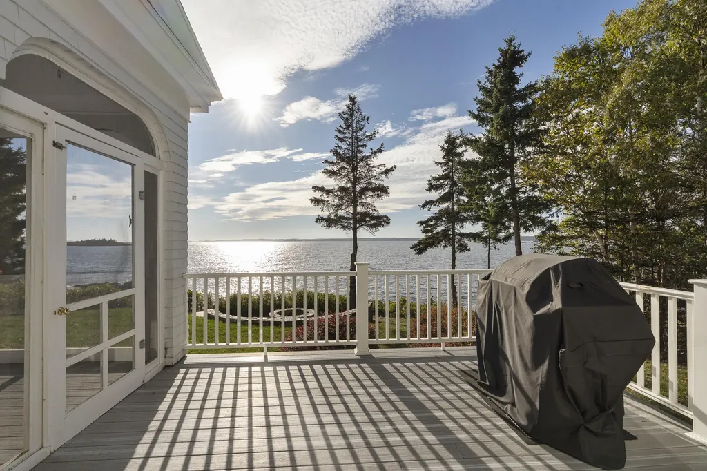 26 Miradon Lane Southport ME 04576
