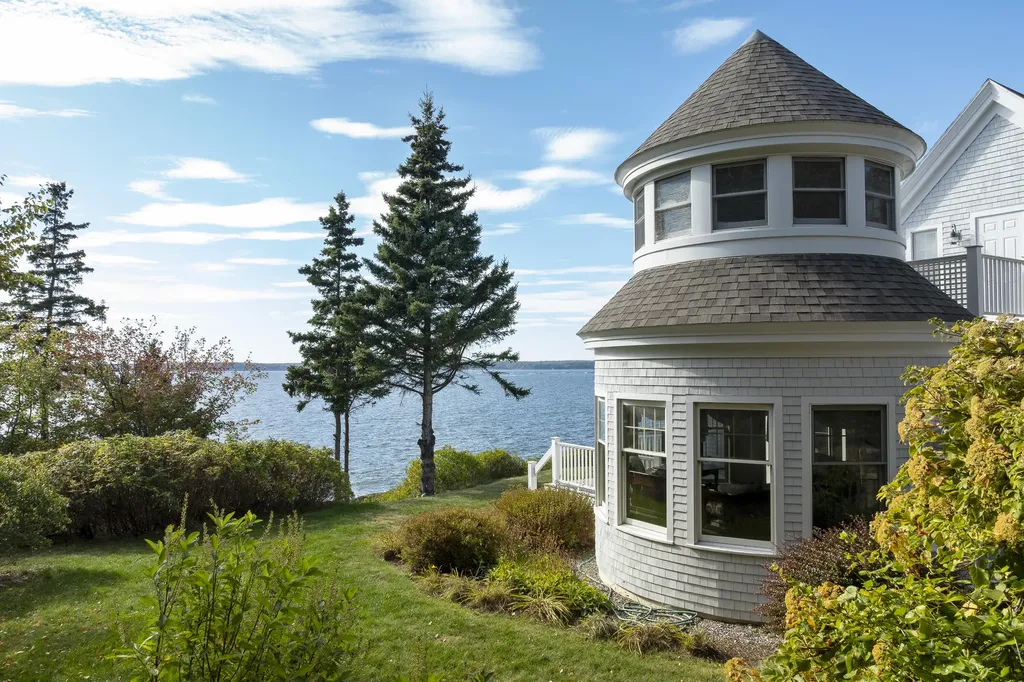 26 Miradon Lane Southport ME 04576