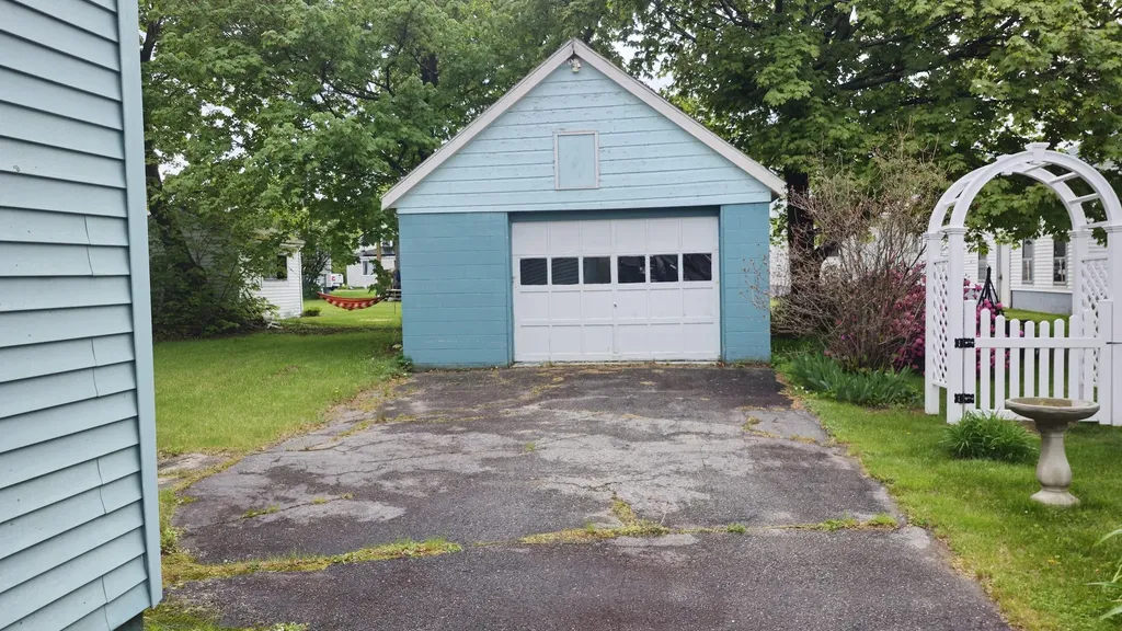 28 Eastland Avenue Millinocket ME 04462