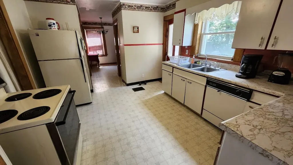 28 Eastland Avenue Millinocket ME 04462