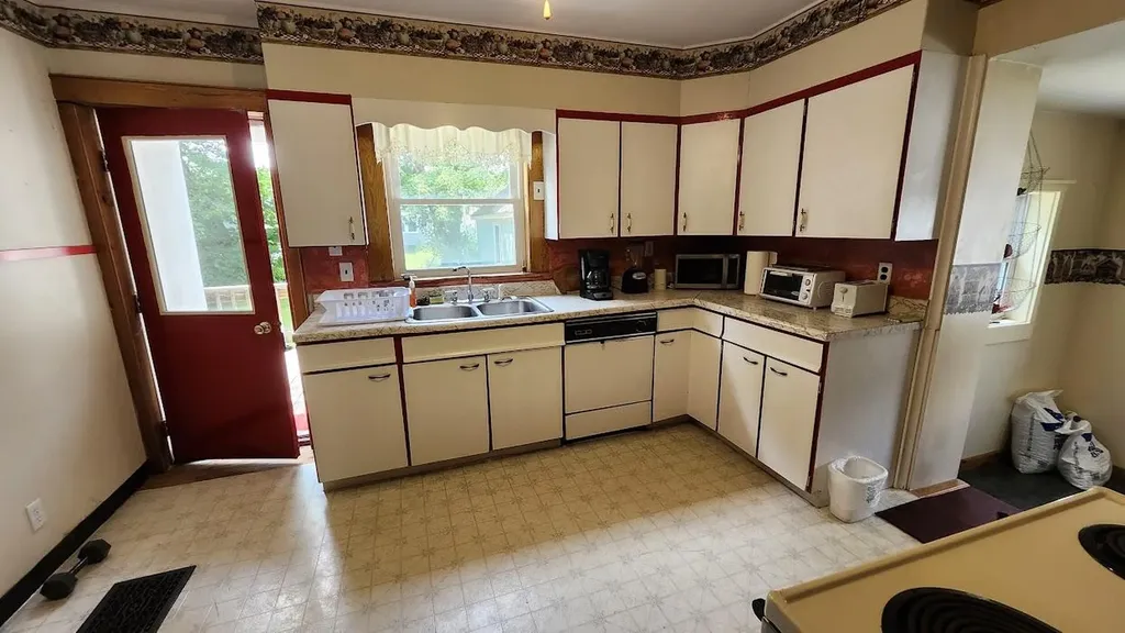 28 Eastland Avenue Millinocket ME 04462