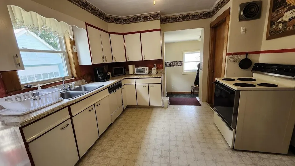 28 Eastland Avenue Millinocket ME 04462