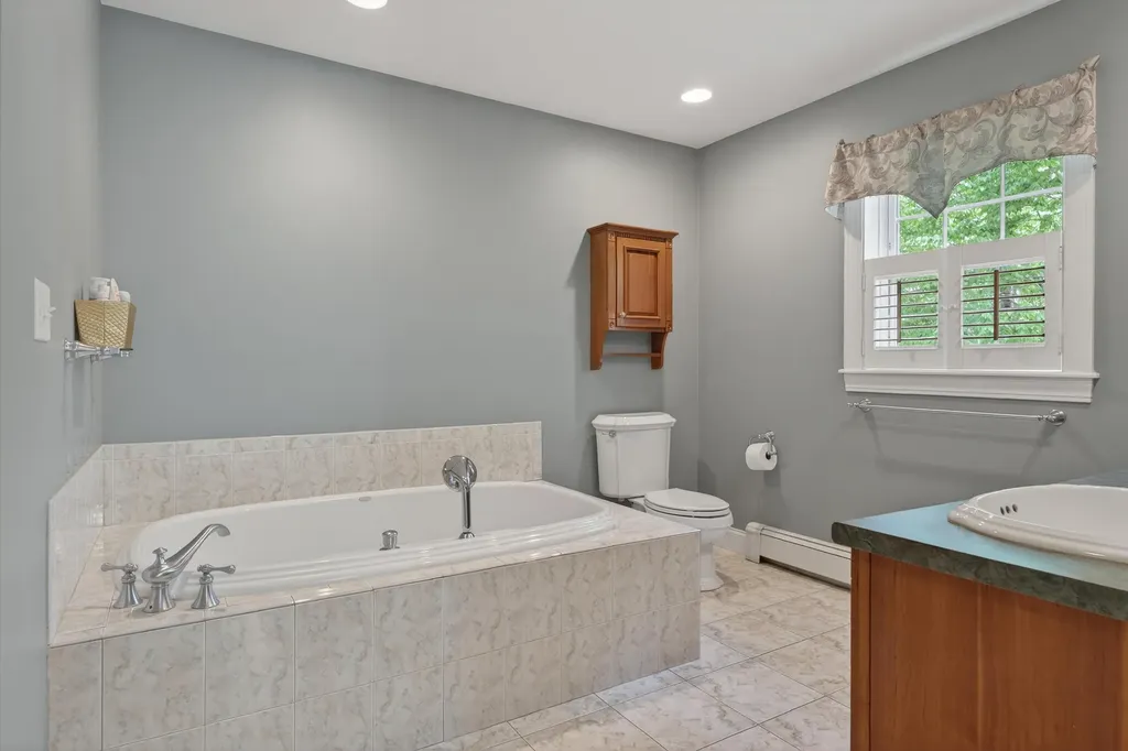 25 Hillview Lane Lewiston ME 04240