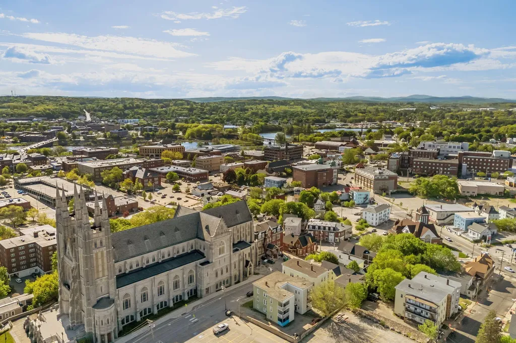 77 Oak Street Lewiston ME 04240