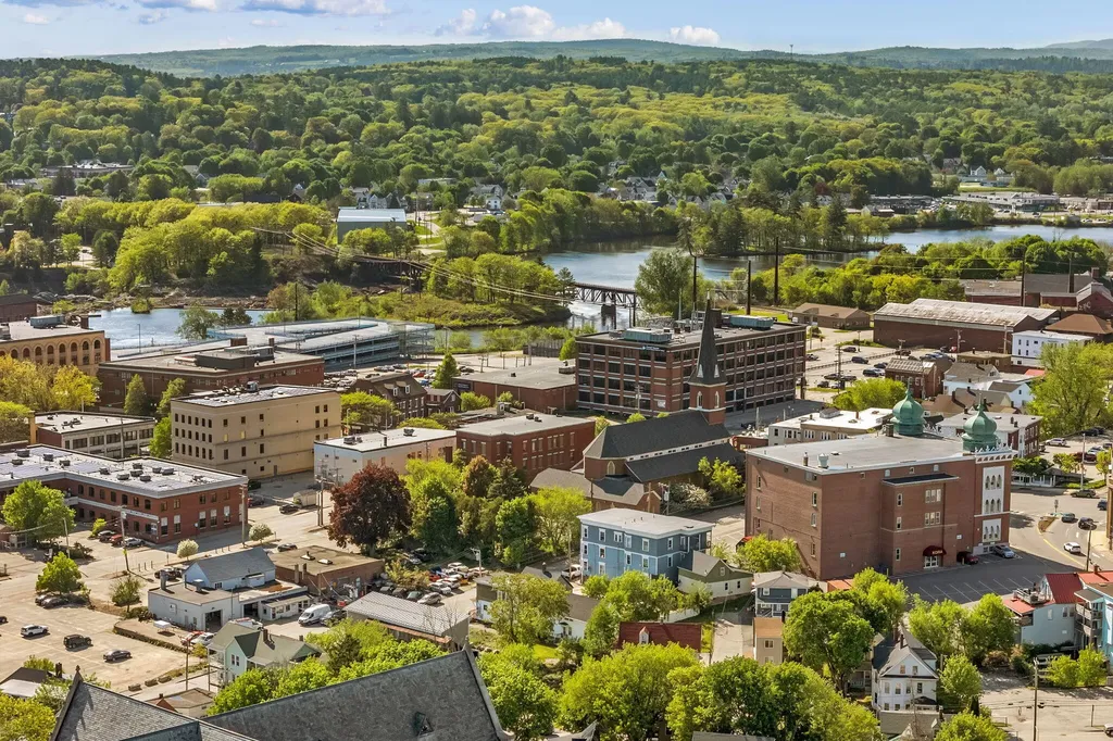 77 Oak Street Lewiston ME 04240