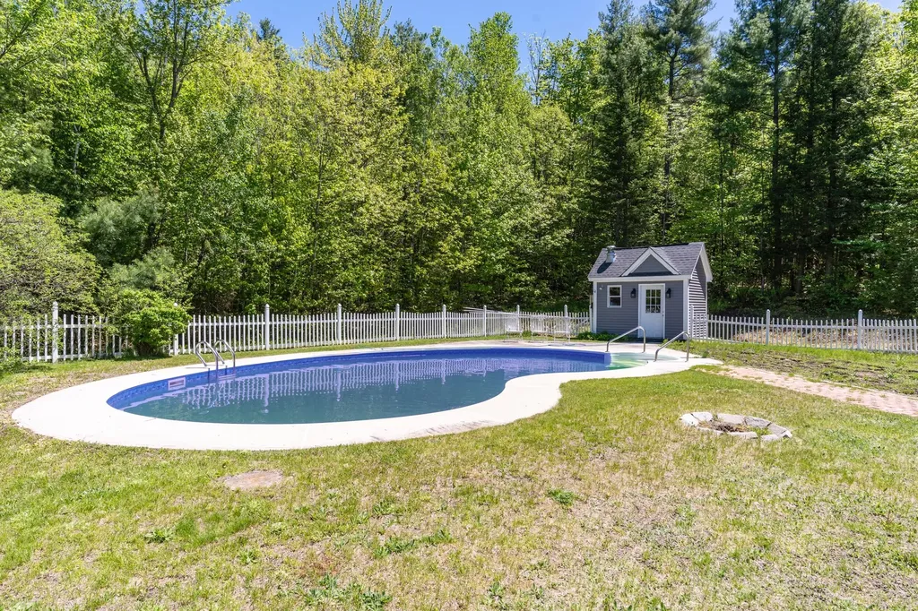 44 Jeffrey Road Minot ME 04258
