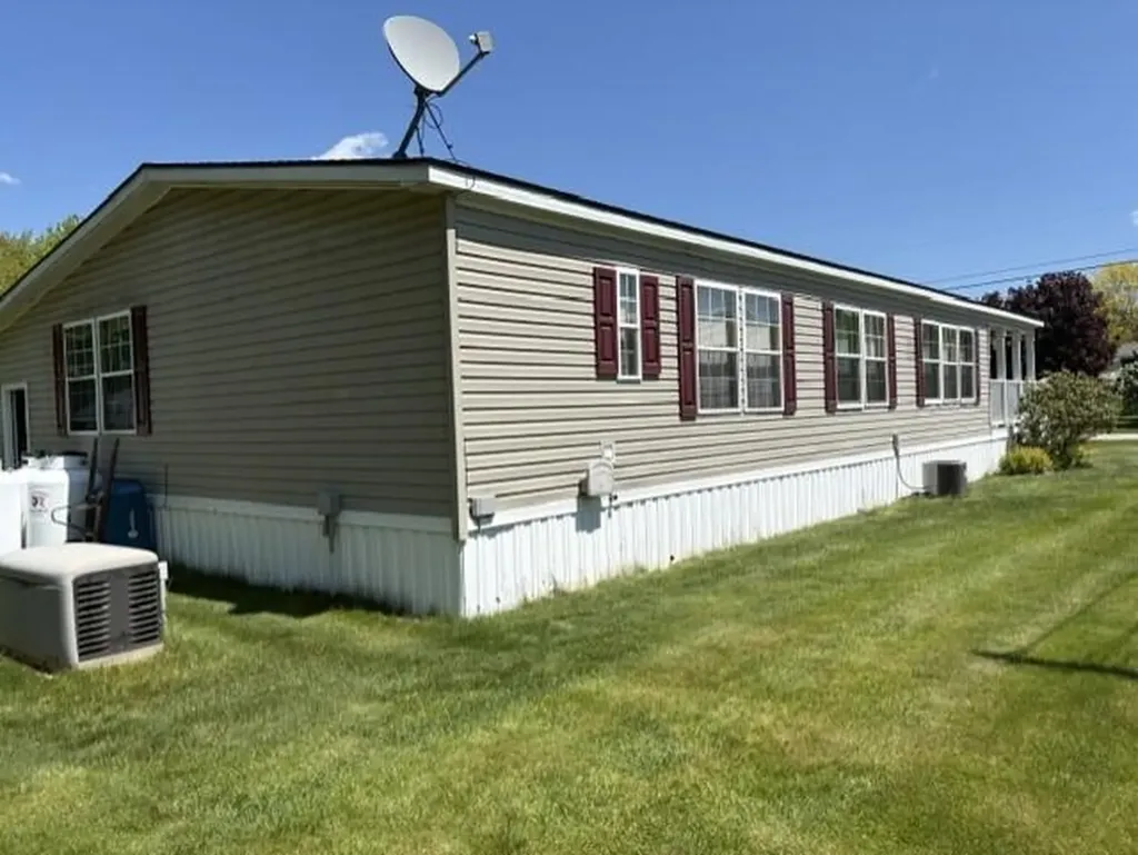 8 Windsor Drive Alfred ME 04002
