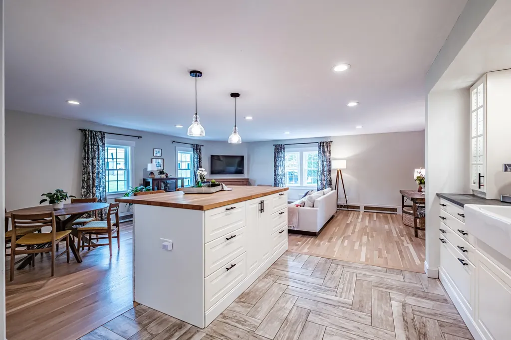6 Plymouth Drive Scarborough ME 04074