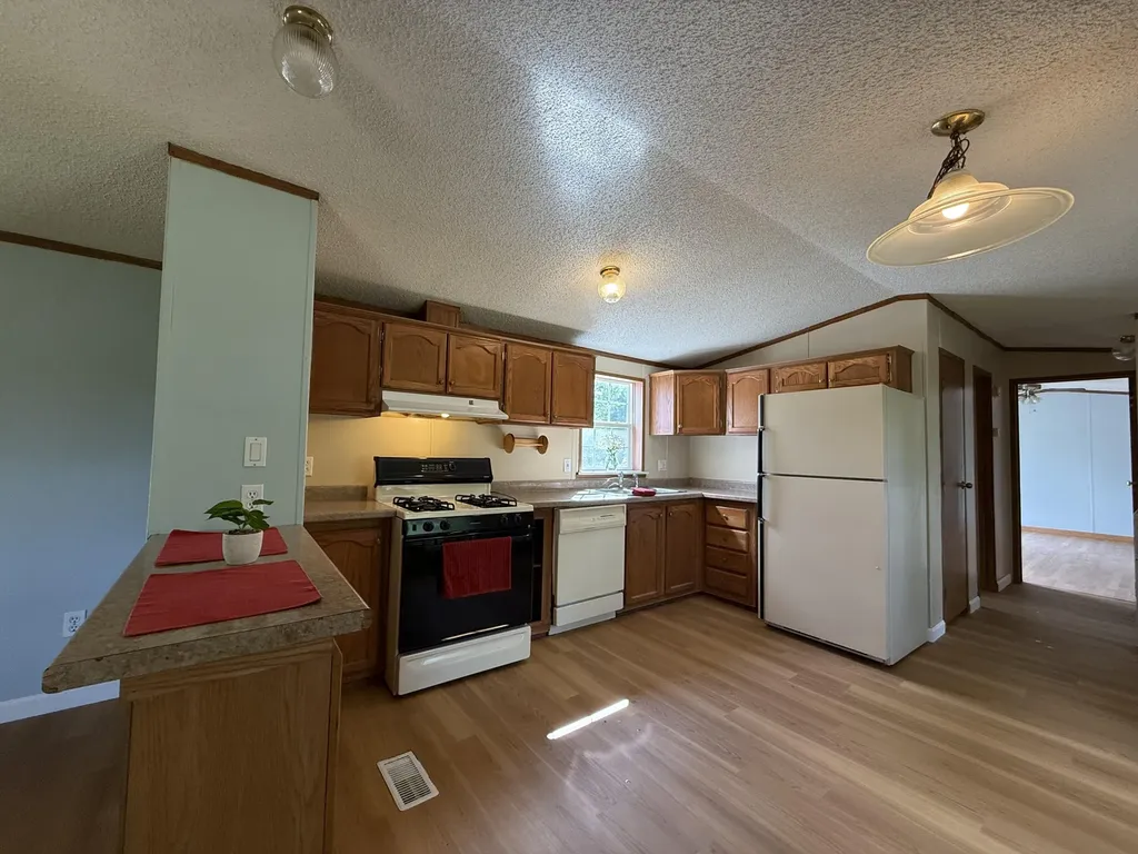 15 Michaels Way Paris ME 04281