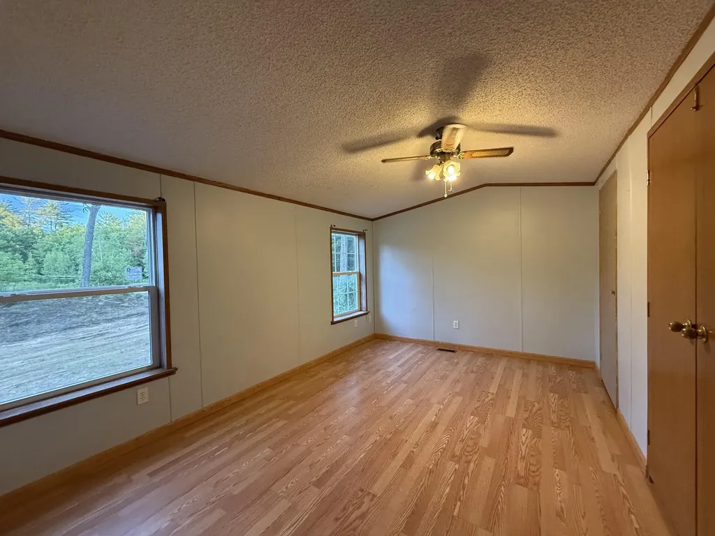 15 Michaels Way Paris ME 04281